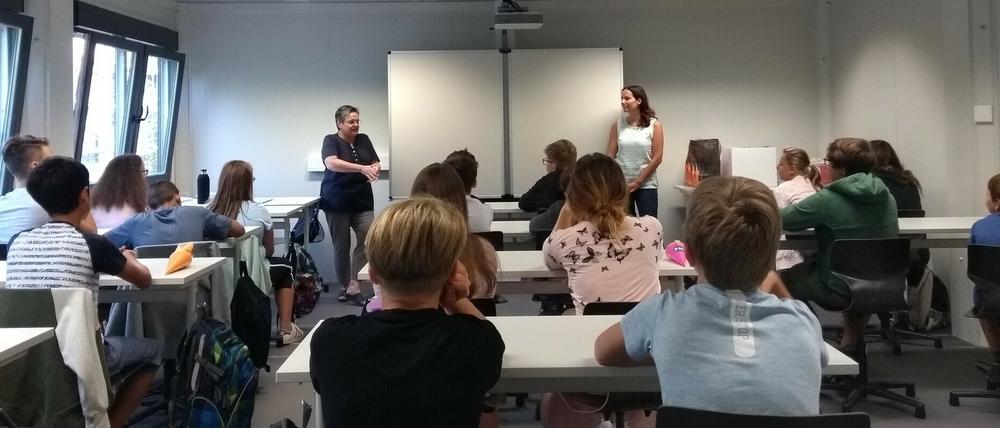 Mit digitaler Tafel im Container: Bis der Neubau steht, wird am Interimsstandort in der ehemaligen Mühlendorf-Oberschule unterrichtet.