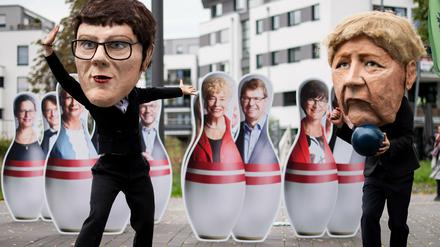 Campact-Aktivisten mit diesen Figuren wollen heute vor der Biosphäre protestieren.