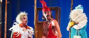 Der Hahn (Paul Walther) sprüht nur so vor lauter Lebenslust, während die Gans (Jana Julia Roth) Zweifel plagen.