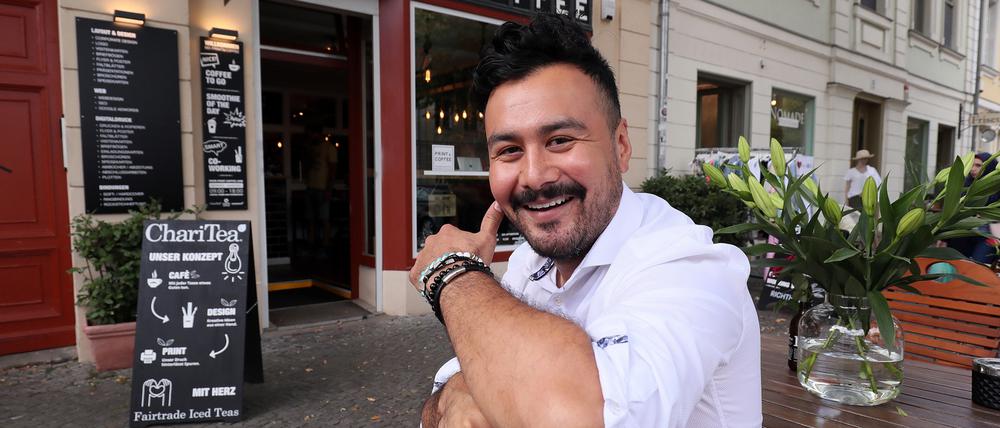 Kreativ mit Kaffee. Jay Adel vor seinem Geschäft "Print & Coffee" in der Lindenstraße.