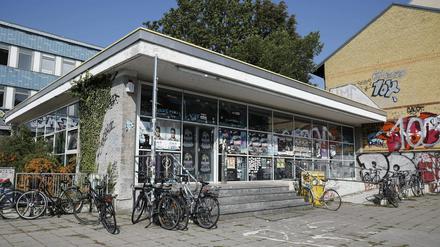 Die ehemalige Postfiliale am S-Bahnhof Babelsberg ist seit Juni 2018 geschlossen. Die Post nutzte jedoch das Gebäude dahinter mit der blauen Fassade weiter als Zustellstützpunkt. Dort soll im ersten Quartal 2020 ein Co-Workingspace einziehen und vorn ein Café.