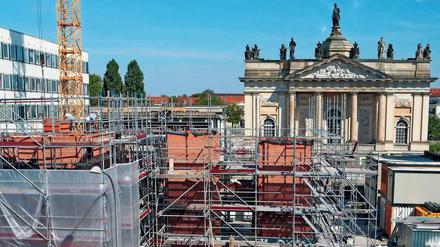 Der Turm der Garnisonkirche wird wieder aufgebaut – zwischen dem Portal des Langen Stall (r.) und dem Rechenzentrum (l.).