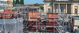 Der Turm der Garnisonkirche wird wieder aufgebaut – zwischen dem Portal des Langen Stall (r.) und dem Rechenzentrum (l.).