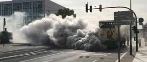 Dieselverpuffung bei einem  Touristenbus in Potsdam. Der Screenshot stammt von einem Video, das Radio Potsdam bei Facebook gepostet hat.