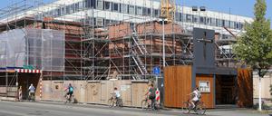 Der Garnisonkirchturm wächst an der Breiten Straße schon in die Höhe.