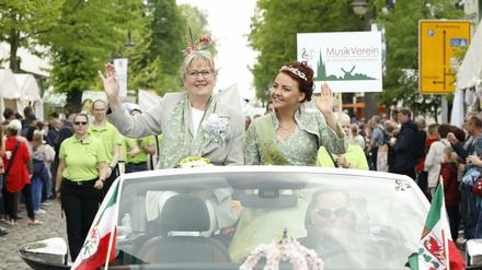 Manuela Saß (links) eröffnet mit der Baumblütenkönigin das Baumblütenfest 2019.