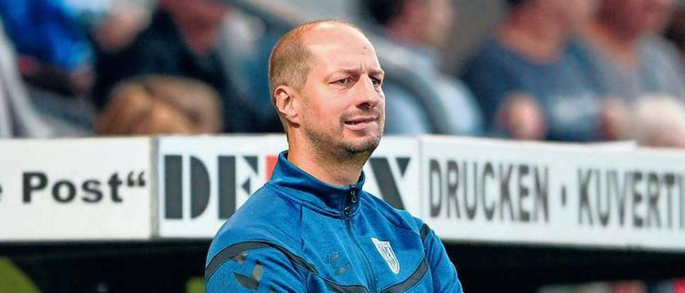 Mit zunehmend verkniffener Mimik verfolgt Trainer Marco Vorbeck die Spiele seiner Mannschaft.