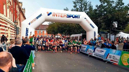 Eilig hatten es die in der ersten Reihe, um auf die Strecke über die fünf und zehn Kilometer zu kommen.