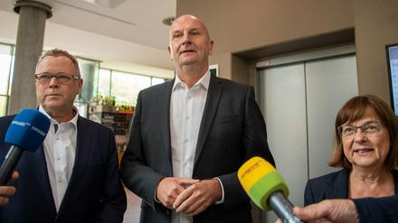 Michael Stübgen, kommissarischer Landesvorsitzender der CDU (l.), Dietmar Woidke (SPD), Ministerpräsident von Brandenburg, und Ursula Nonnemacher, Spitzenkandidatin der Brandenburger Grünen, nach dem Sondierungsgespräch.