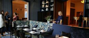 Der Blaue Salon mit Elefantentapete.