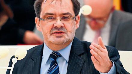 Kein Klimakönner? Brandenburgs Umweltminister Jörg Vogelsänger (SPD), hier auf einem Archivbild bei einer Landtagssitzung, hat 2004 den Nachhaltigkeitsbeirat aufgelöst. Schon damals forderten Klimaforscher besseren Klimaschutz. Foto: B. Settnik/dpa
