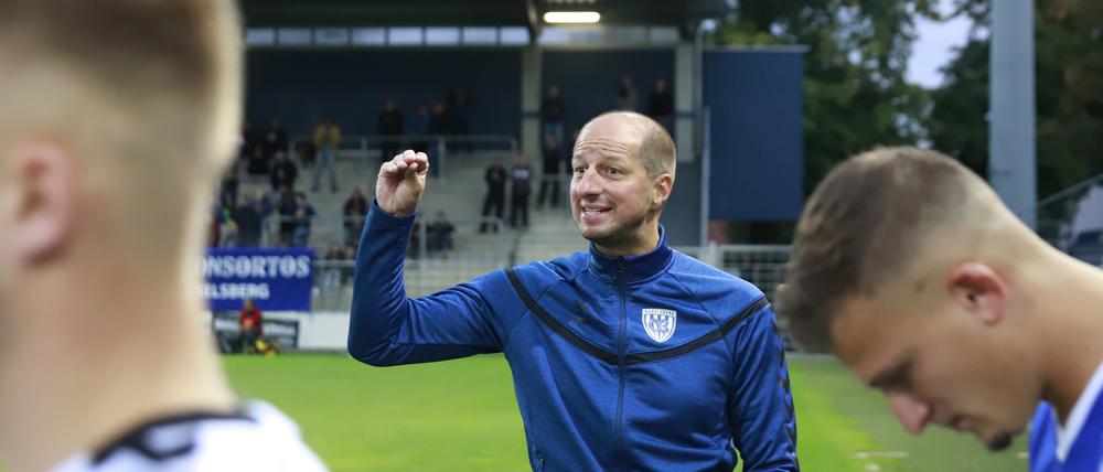 Redebedarf schon vor Anpfiff. Marco Vorbeck ruft sehr oft gestikulierend Kommandos zu seinen Spielern – hier sogar, als sie gerade erst das Feld betreten.