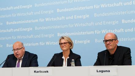 Wirtschaftsminister Peter Altmaier (l-r), Forschungsministerin Anja Karliczek (beide CDU) und der Gründungsdirektor der Agentur für Innovationen Rafael Laguna de la Vera bei ihrer Pressekonferenz in Berlin.
