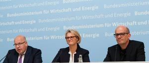 Wirtschaftsminister Peter Altmaier (l-r), Forschungsministerin Anja Karliczek (beide CDU) und der Gründungsdirektor der Agentur für Innovationen Rafael Laguna de la Vera bei ihrer Pressekonferenz in Berlin.