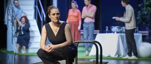 Maggie (intensiv: Nadine Nollau) fühlt sich wie die titelgebende Katze auf dem Blechdach.