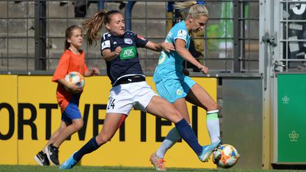 Das war ein Duell auf Augenhöhe. Turbines Stürmerin Lara Prasinkar (l.) forderte die erfahrene Wolfsburger Abwehrchefin Lena Goeßling über 90 Minuten.