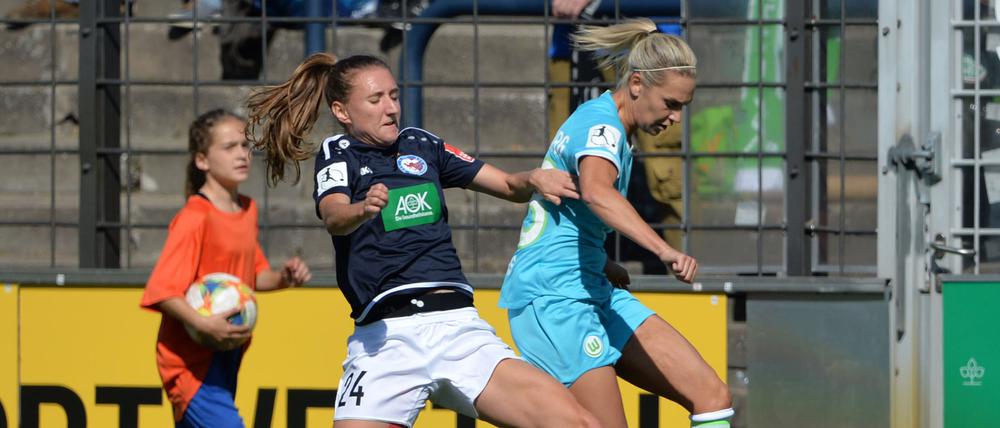 Das war ein Duell auf Augenhöhe. Turbines Stürmerin Lara Prasinkar (l.) forderte die erfahrene Wolfsburger Abwehrchefin Lena Goeßling über 90 Minuten.