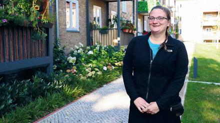 Katharina Tietz im Garten der Heidesiedlung.