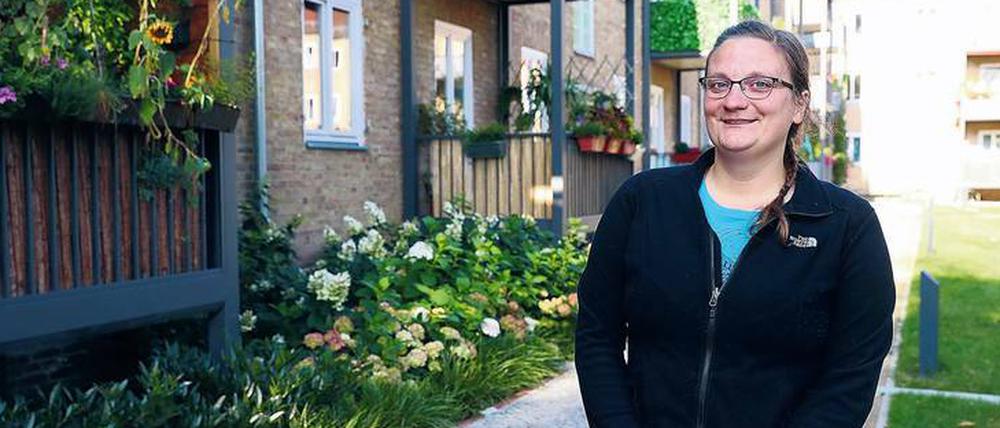 Katharina Tietz im Garten der Heidesiedlung.
