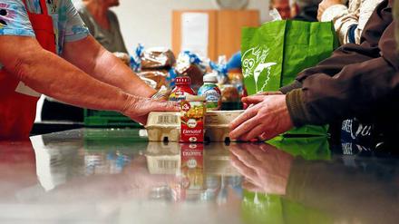 Hilfe: In die Tafel-Ausgabestelle in der Drewitzer Straße liefern Händler noch haltbare Lebensmittel.