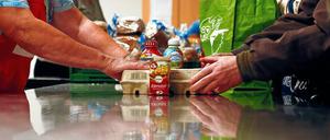 Hilfe: In die Tafel-Ausgabestelle in der Drewitzer Straße liefern Händler noch haltbare Lebensmittel.