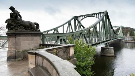 Auch die Glienicker Brücke wird blockiert.