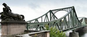 Auch die Glienicker Brücke wird blockiert.