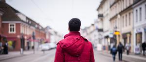 Der Geflüchtete Ali auf einer Brandenburger Straße. Am Freitag ist "Tag des Flüchtlings".