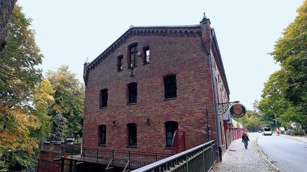Die Bäkemühle gehört zum einstigen Dorfzentrum Kleinmachnows. Sie liegt in der Nähe der Hakeburg, die auch der Gutsbesitzerfamilie Hake gehörte. 