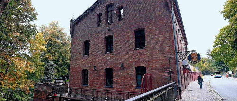 Die Bäkemühle gehört zum einstigen Dorfzentrum Kleinmachnows. Sie liegt in der Nähe der Hakeburg, die auch der Gutsbesitzerfamilie Hake gehörte.