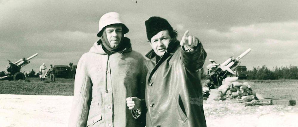Joachim Kunert (r.) am Set der Seghers-Verfilmung von "Die Toten bleiben jung" 1968. 