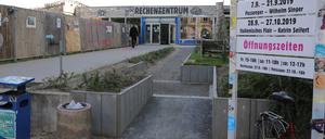 In der Kritik. Der provisorische Eingangsbereich des Rechenzentrums.