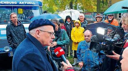 Der Gartendirektor der Schlösserstiftung, Michael Rhode, im Gespräch mit dem rbb-Reporter Tim Jaeger. 