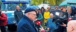 Der Gartendirektor der Schlösserstiftung, Michael Rhode, im Gespräch mit dem rbb-Reporter Tim Jaeger. 