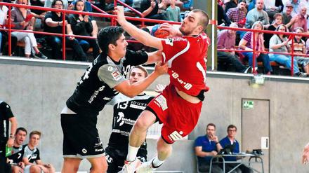 Probleme auf der Platte. Der VfL um Rückraumspieler Matti Spengler hat derzeit einen schweren Stand. 