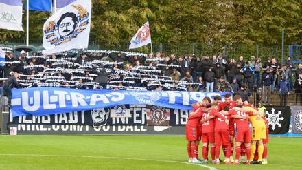 Eine Einheit. Das SVB-Team präsentierte sich in Berlin kämpferisch geschlossen und genoss große Fan-Unterstützung. 