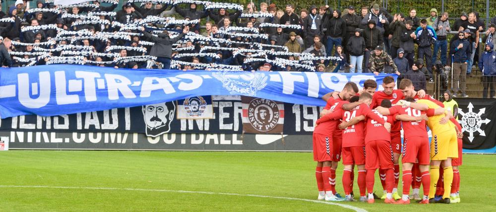Eine Einheit. Das SVB-Team präsentierte sich in Berlin kämpferisch geschlossen und genoss große Fan-Unterstützung. 