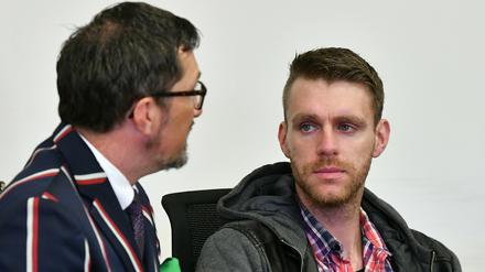 Der ehemalige NPD-Politiker Maik Schneider (r.) mit seinem Anwalt Oliver Milke.
