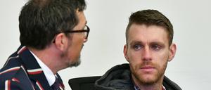 Der ehemalige NPD-Politiker Maik Schneider (r.) mit seinem Anwalt Oliver Milke.