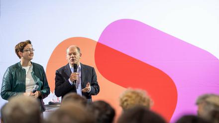 Das Kandidaten-Duo für den SPD-Bundesvorsitz, Klara Geywitz und Olaf Scholz, bei der SPD-Regionalkonferenz im Gebäude der Biosphäre Potsdam. 
