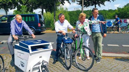 Auf dem Rad. Potsdams Oberbürgermeister Mike Schubert (Mitte), bei einem Termin. 
