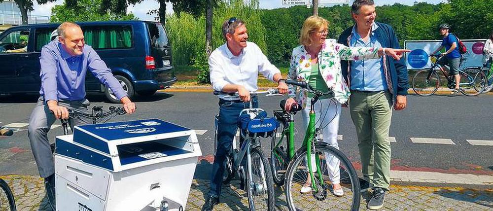 Auf dem Rad. Potsdams Oberbürgermeister Mike Schubert (Mitte), bei einem Termin.