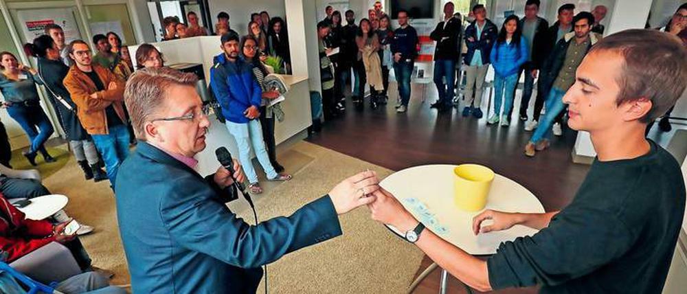Erstmals wurden die verbleibenden Wohnheimplätze im Studentenwerk ausgelost.