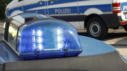 Eine Frau warf drei teils gefüllte Bierflaschen auf einen Polizisten.