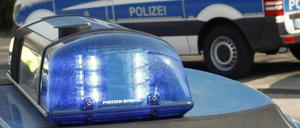 Eine Frau warf drei teils gefüllte Bierflaschen auf einen Polizisten.