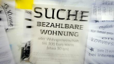 Eine Suchanzeige für eine «bezahlbare Wohnung» hängt an einem schwarzen Brett.