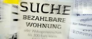 Eine Suchanzeige für eine «bezahlbare Wohnung» hängt an einem schwarzen Brett.