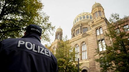In Berlin wurde die Präsenz vor der Synagoge verstärkt. In Brandenburg prüft man das noch. 