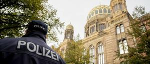 In Berlin wurde die Präsenz vor der Synagoge verstärkt. In Brandenburg prüft man das noch.