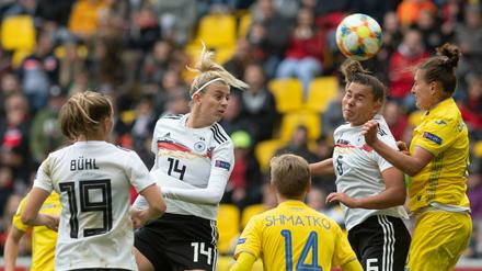 Endlich eingesetzt. Johanna Elsig (l.) im Länderspiel gegen die Ukraine. Foto: dpa